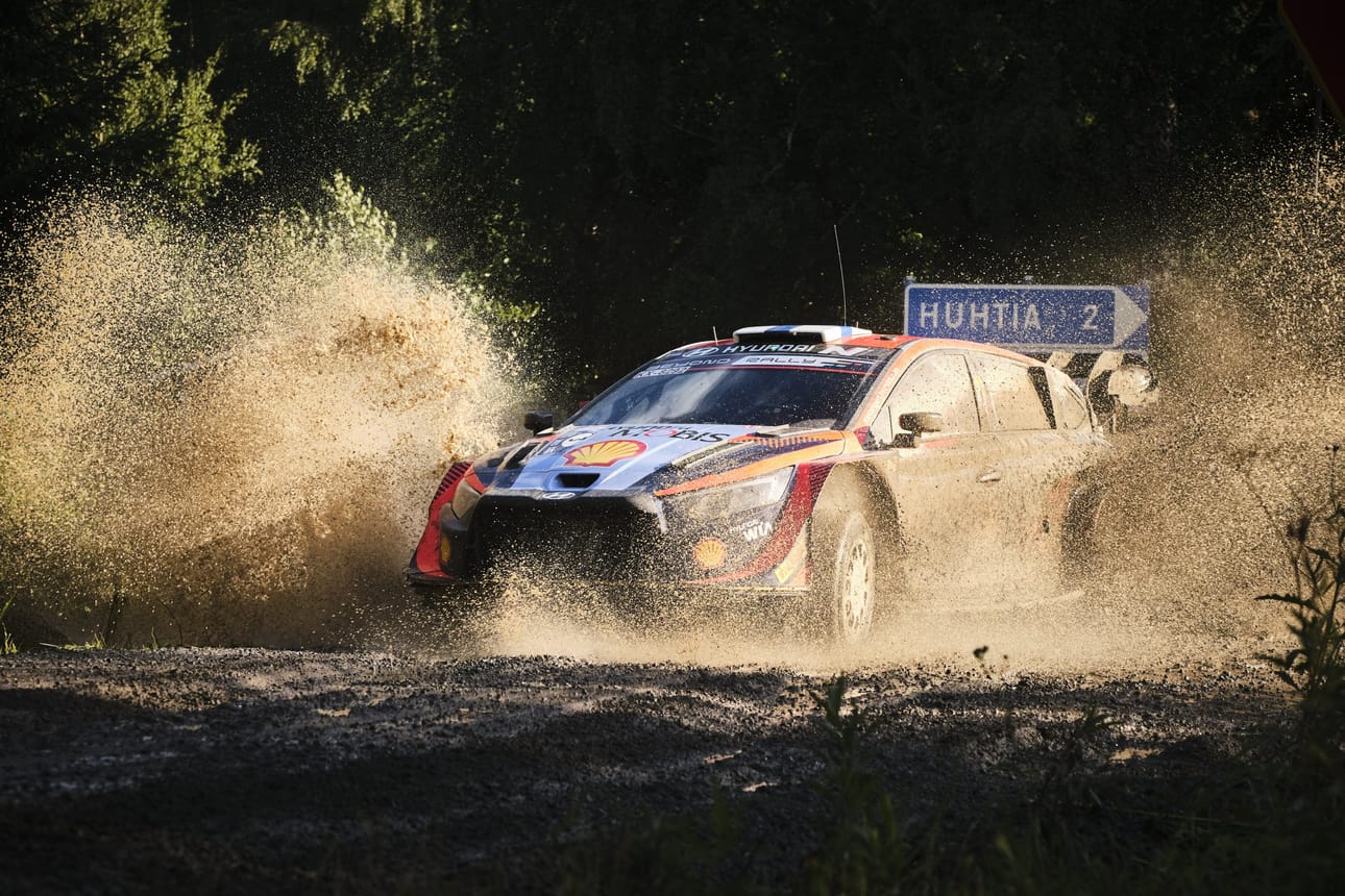 Teemu Suninen vauhti päällä Suomen MM-rallissa. LEHTIKUVA / Hannu Rainamo