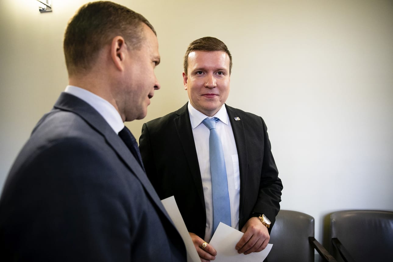 Perussuomalaisten eduskuntaryhmän puheenjohtaja Ville Tavio (kuvassa oik.) arvostelee hallitusohjelmaa kovin sanoin kansalaisten ostovoiman nakertamisesta. Arkistokuvassa vieressä on kokoomuksen puheenjohtaja Petteri Orpo.