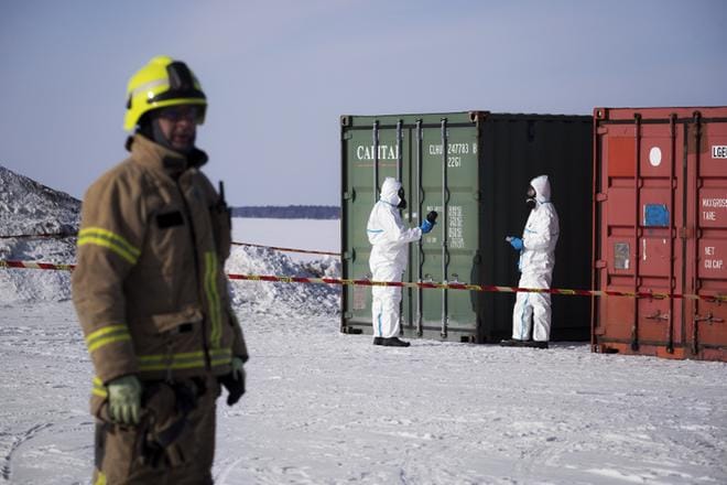 Vaasassa järjestettiin torstaina viranomaisharjoitus, jossa simuloitiin kriisitilannetta satamassa. Tapahtuma liittyi Porin prikaatin johtamaan paikallispuolustusharjoitukseen Vaasa-Vasa 18. Kuva: Jarno Pellinen