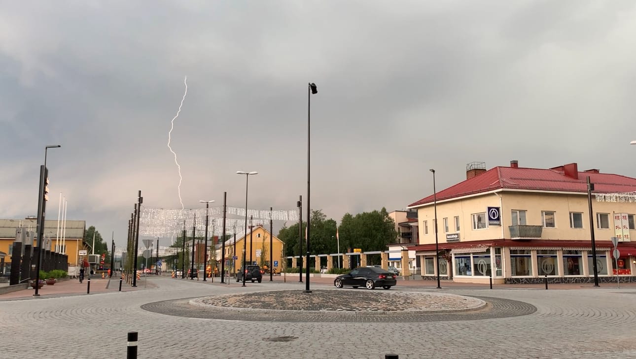 Neljäntienristeyksen yllä salamoi.