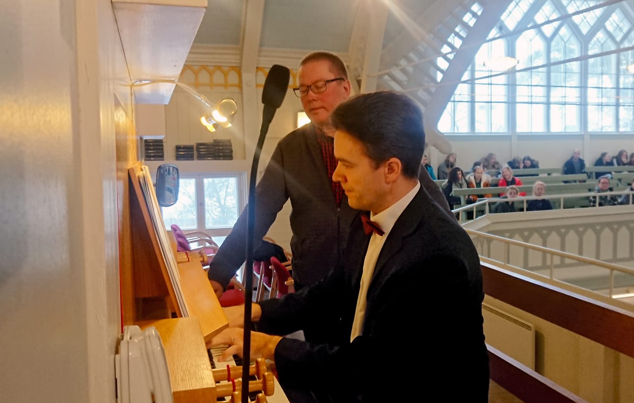 Ismo Hintsalan VillitPillit-urkukonsertti loi Pulkkilan kirkkoon laajaa äänimaailmaa käen kukunnasta kelloverstaaseen ja noidan luutalennosta ranskalaiseen katedraaliin. Avustamassa kanttori Pekka Luukkonen.