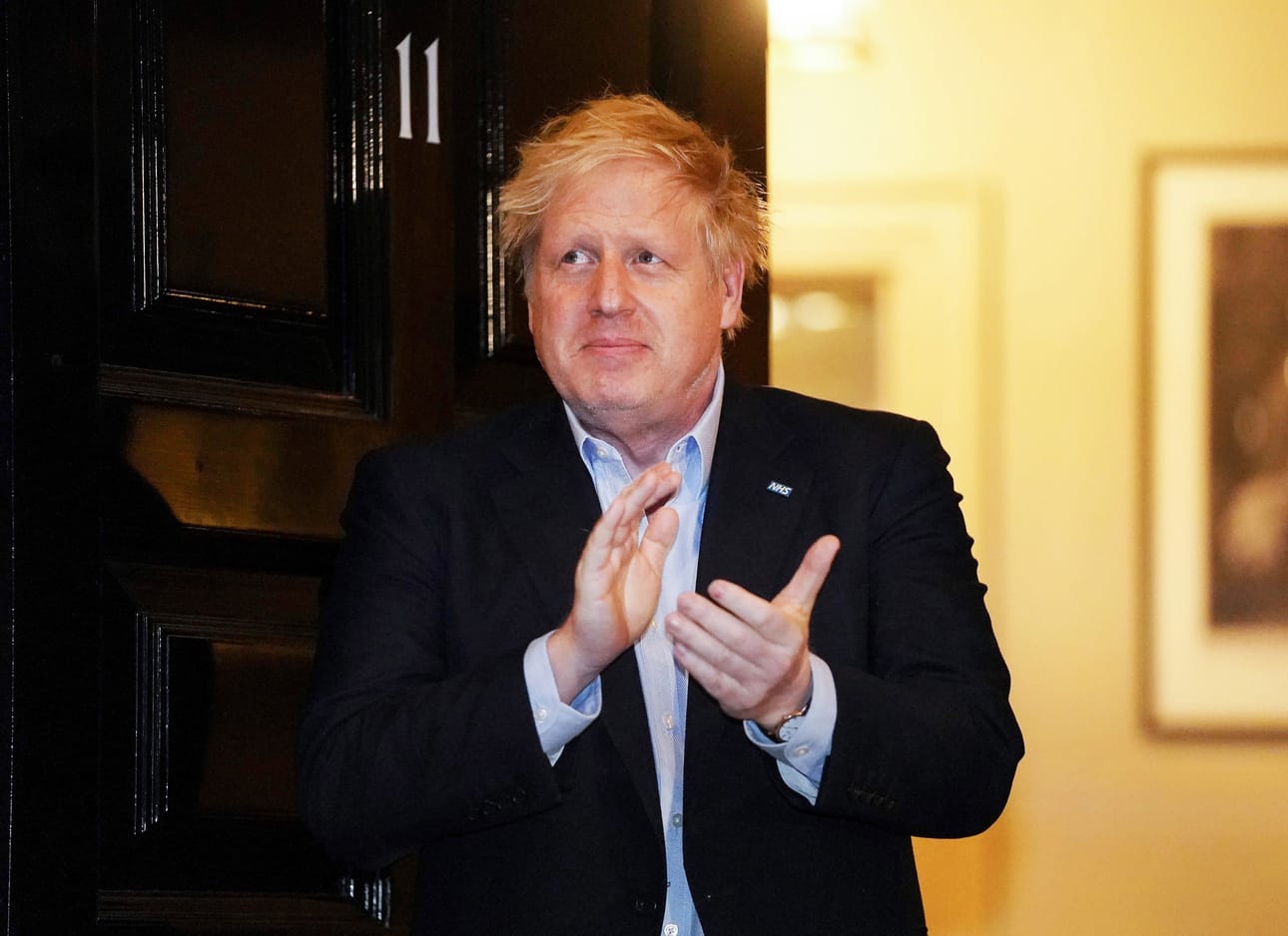 Viime torstaina pääministeri Boris Johnson jaksoi tulla Downing Street 10:n ovelle taputtamaan terveydenhuoltoalan ammattilaisille.