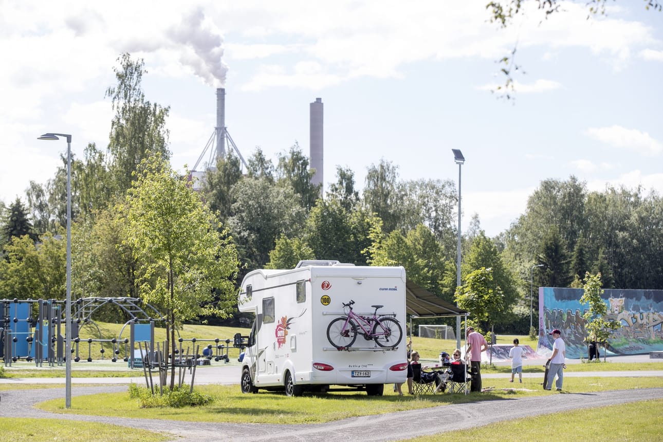 Oulun kaupungin nuorisopalveluiden auto Outo kiertää ympäri Oulua elokuun alkuun asti.