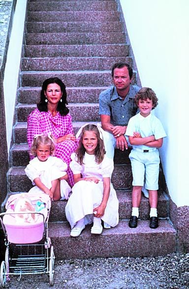 Kuningas Kaarle Kustaa, kuningar Silvia ja lapset Madeleine (vas.), Victoria ja Carl Philip Öölannissa 1987.