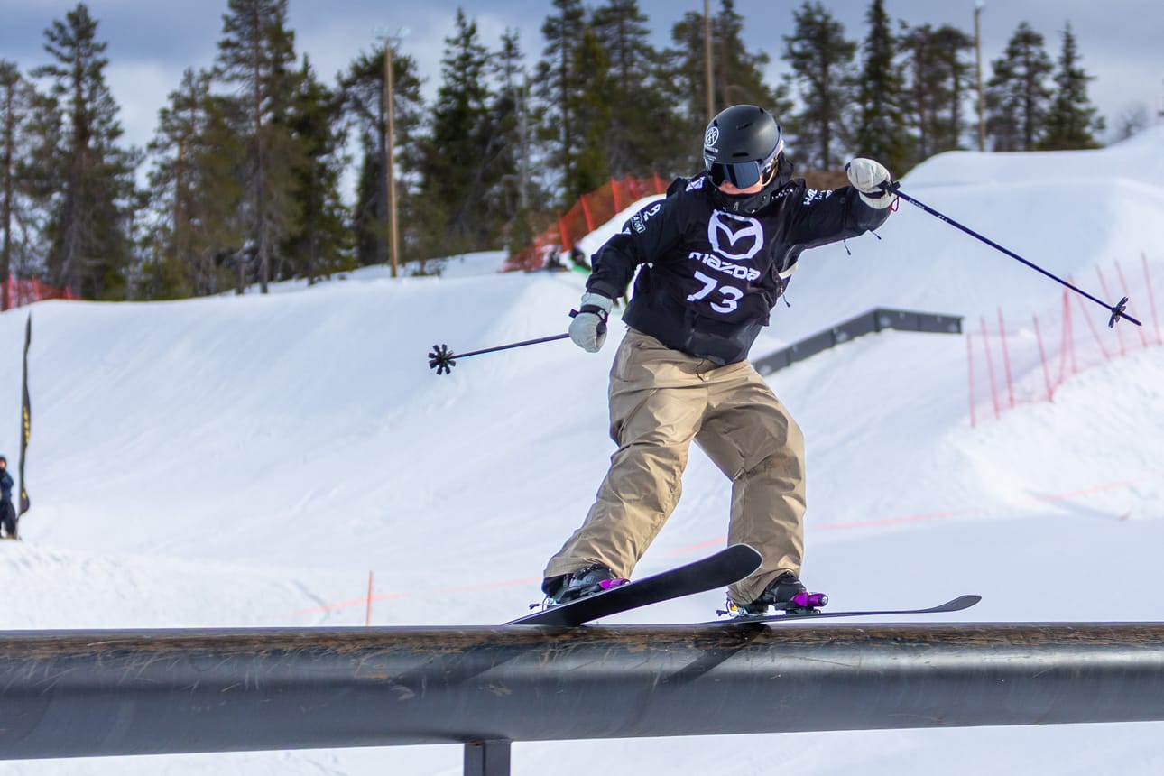 Ruka Slalomin Lina Häggström taituroimassa slopestyle-kisassa Rukalla.