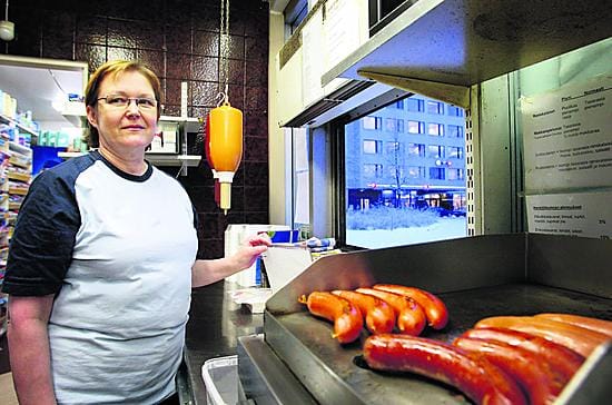 Oululaisten tuttu. Leena Laakko on työskennellyt Piccolo-grillissä 20 vuotta. Vaikka grilliruoka on muuttunut vuosien aikana, kärkkärit ovat pitäneet pintansa.