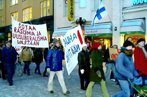 Rauhan puolesta. Uhkaava maailmantilanne on saanut ihmiset jälleen rauhanmarsseille pitkin maata. Oulussa oli torstaina mukana reilu sata ihmistä.