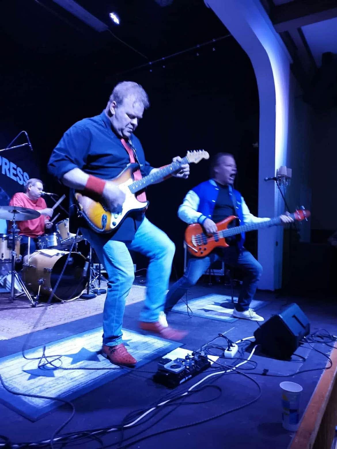 Stockholm Express soittaa inspiraationsa Hurriganesin musiikkia.