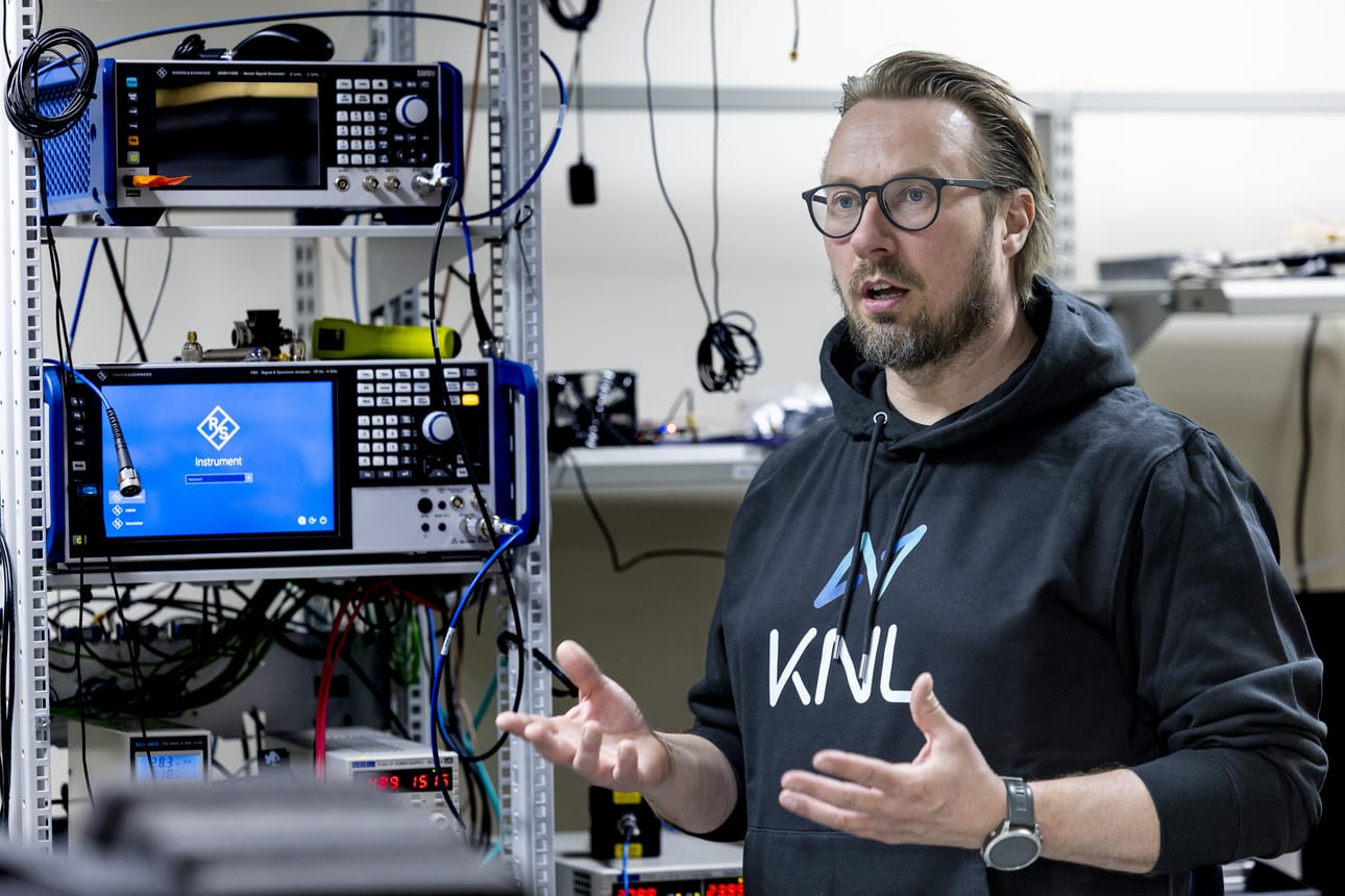 Oululainen KNL Networks tekee toimitusjohtaja Toni Lindénin mukaan niin suorituskykyisiä laitteita sotilasradiomarkkinoille, että samaan eivät kilpailijat tällä hetkellä pysty.