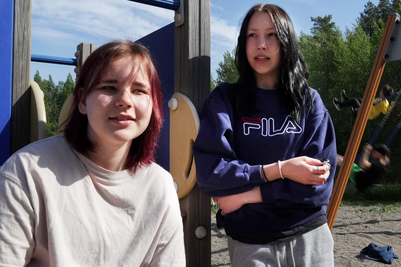 Leikkikentän ohjaajat Klaara Hienonen ja Jenna Alakotila paikallisella powerparkilla.