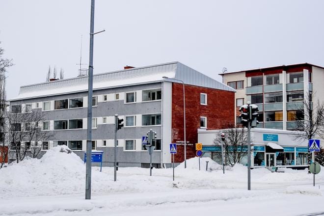 Lakea suunnittelee keskustan vuokrakerrostalonsa paikalle viisikerroksista liike- ja asuinkerrostaloa. Nykyinen talo puretaan. KUVA: KRISTA LUOMA