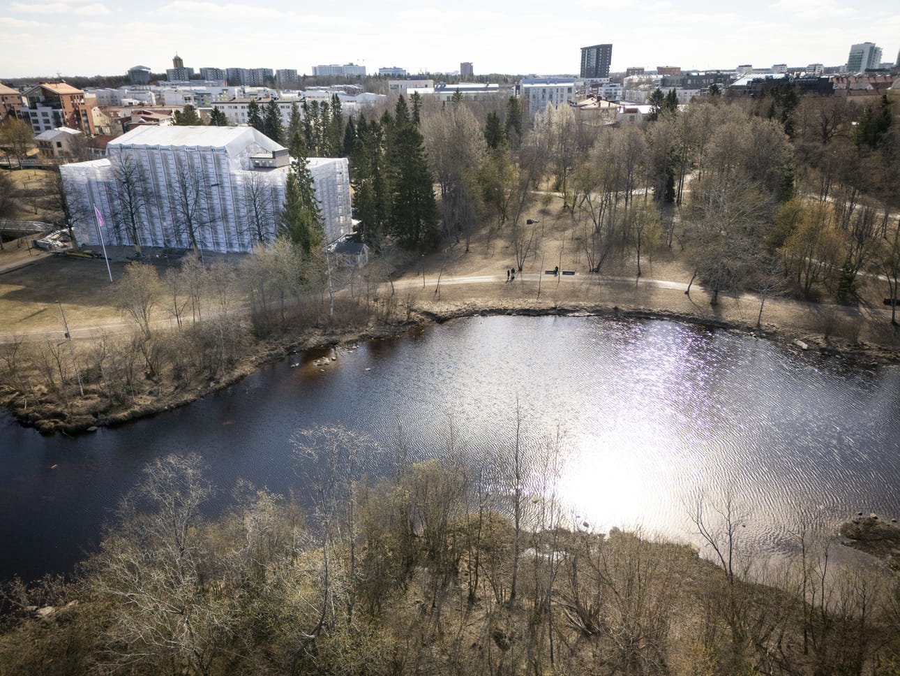 Uusi silta tehdään Ainolan kohdalta Tuiran siltoja kohti Lammassaareen kohtaan, jossa välimatka tulee kaikkein lyhimmäksi.