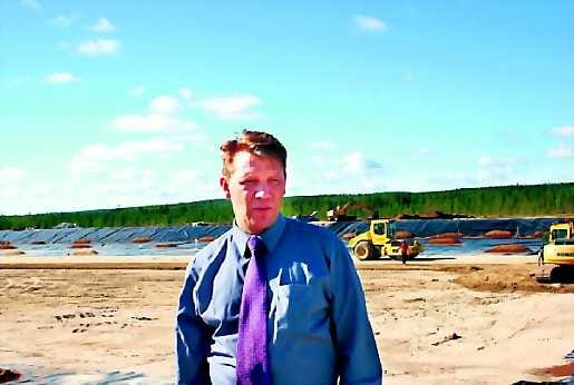 Jätettä jängälle. Napapiirin Residuumin toimitusjohtaja Petteri Bäck valvoo, että Kuusiselän kaatopaikka rakennetaan uusimpien ohjeistusten mukaan.