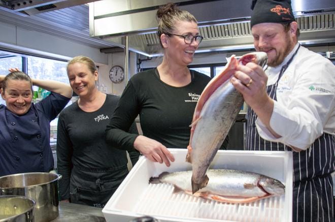 Kaskisissa ravintola Sinisessä Hetkessä työskentelevä Michelle Lopez katseli, kun Micke Björklund nosti esiin kalan, josta valmistettiin illallista. Vasemmalla Kristiinankaupungissa työskentelevät kokit Sabina Roos Crazy Catista (vasemmalla) ja Claudia Yli-valkama Café- Tinkasta. KUVAT: JORMA HAVULA