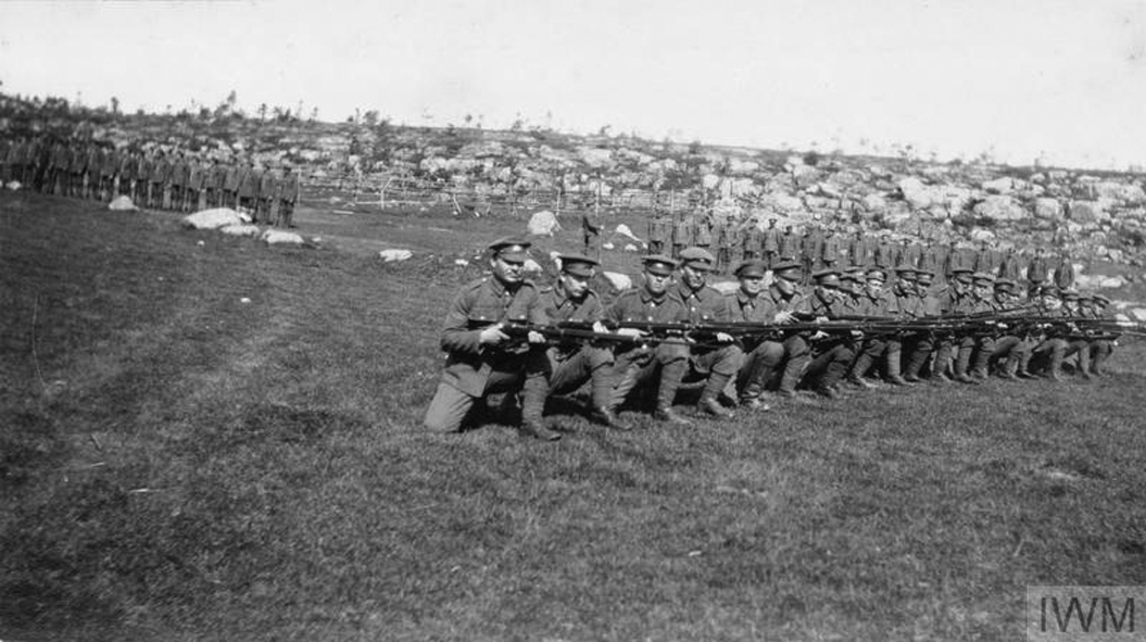 Suurin osa Pudasjärven asevelvollisista määrättiin keväällä 1918 osaksi  jääkäriluutnantti Walleniuksen retkikuntaa, jonka esikuntaa kuvassa Paanajärvellä huhtikuun alussa 1918. Vasemmalla kansatieteilijä Samuli Paulaharju ja toinen oikealta tuleva Etsivä keskuspoliisin päällikkö, kalterijääkäri, pudasjärveläistä sukua oleva Esko Riekki. K.M.  Wallenius säpikkäissään viides oikealta.