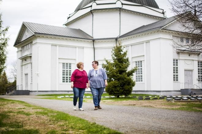 Lapualainen Mari Haarajärvi (oik.) on hyvillään, että sateenkaaripariskuntien oikeuksia koskevat käytännöt Lapuan tuomiokirkkoseurakunnassa ovat muuttuneet kuluneen kuukauden aikana. – Pelkästään positiiviseen suuntaan, hän toteaa. Vasemmalla puoliso Liisa Haarajärvi. KUVA: KRISTA LUOMA