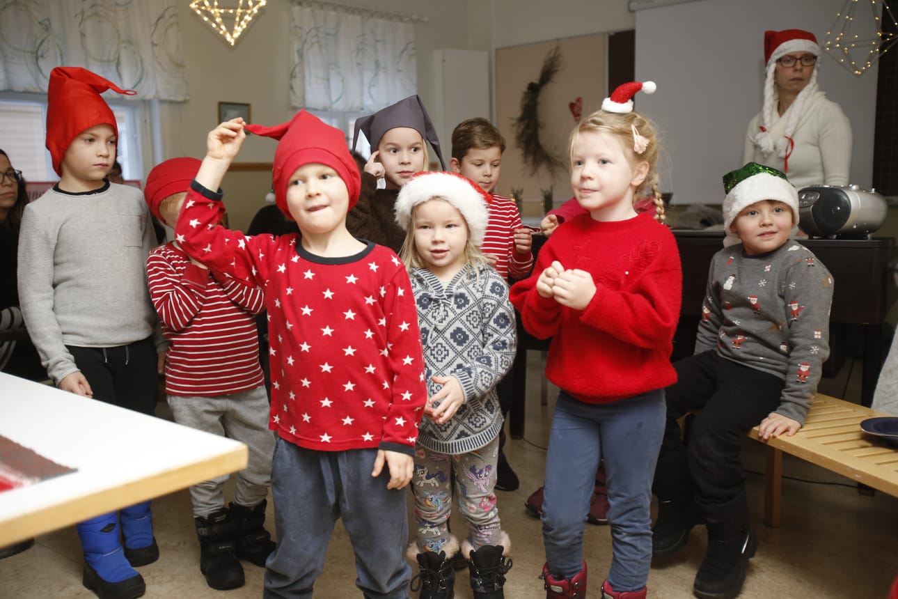 Päiväkoti Villivekaran lasten jouluisat tonttuesitykset ja laulut sulattivat sydämiä.