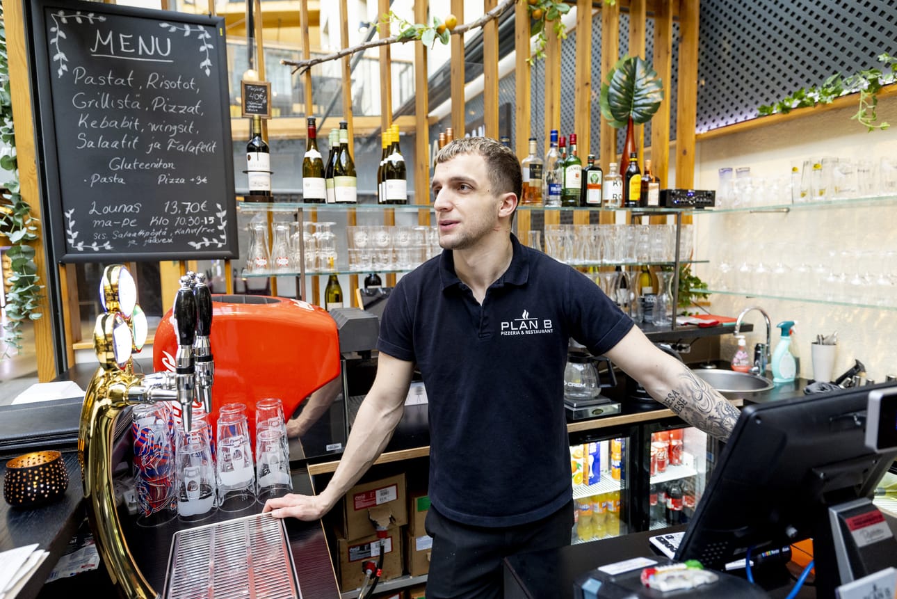 Plan B:n tarjoilija Gramos Pllashnicu sanoo, että vielä kolme vuotta sitten sunnuntailounaalle riitti asiakkaita. Enää ei.