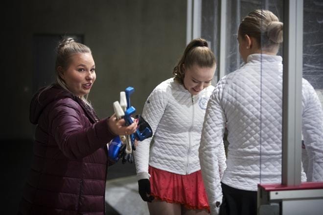 Valmentaja Susanna Palokangas valmisti lauantaina verryttelyyn Ninja Kuutin ja Emmi Luopajärven. KUVAT: JARNO PELLINEN