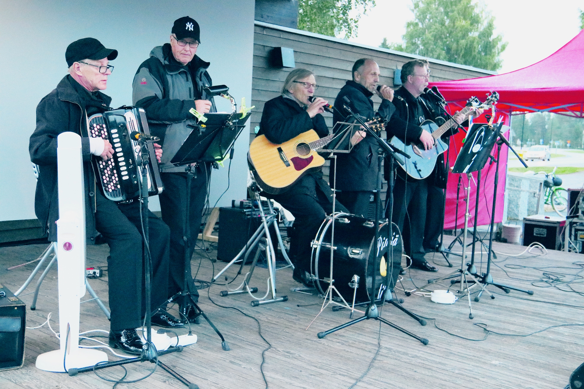 Pimiä tie -yhtye musisoi torialueella.