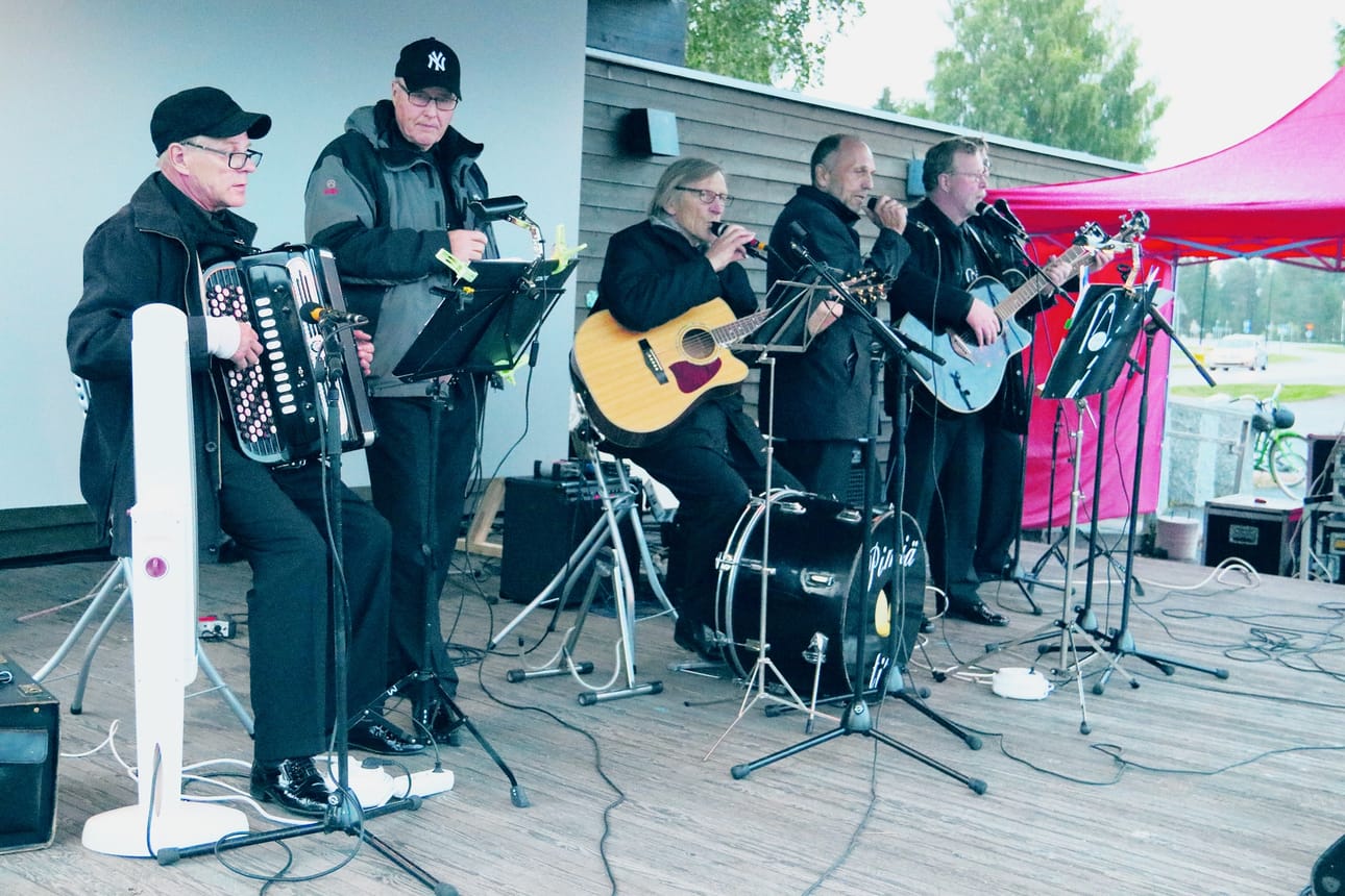 Pimiä tie -yhtye musisoi torialueella.
