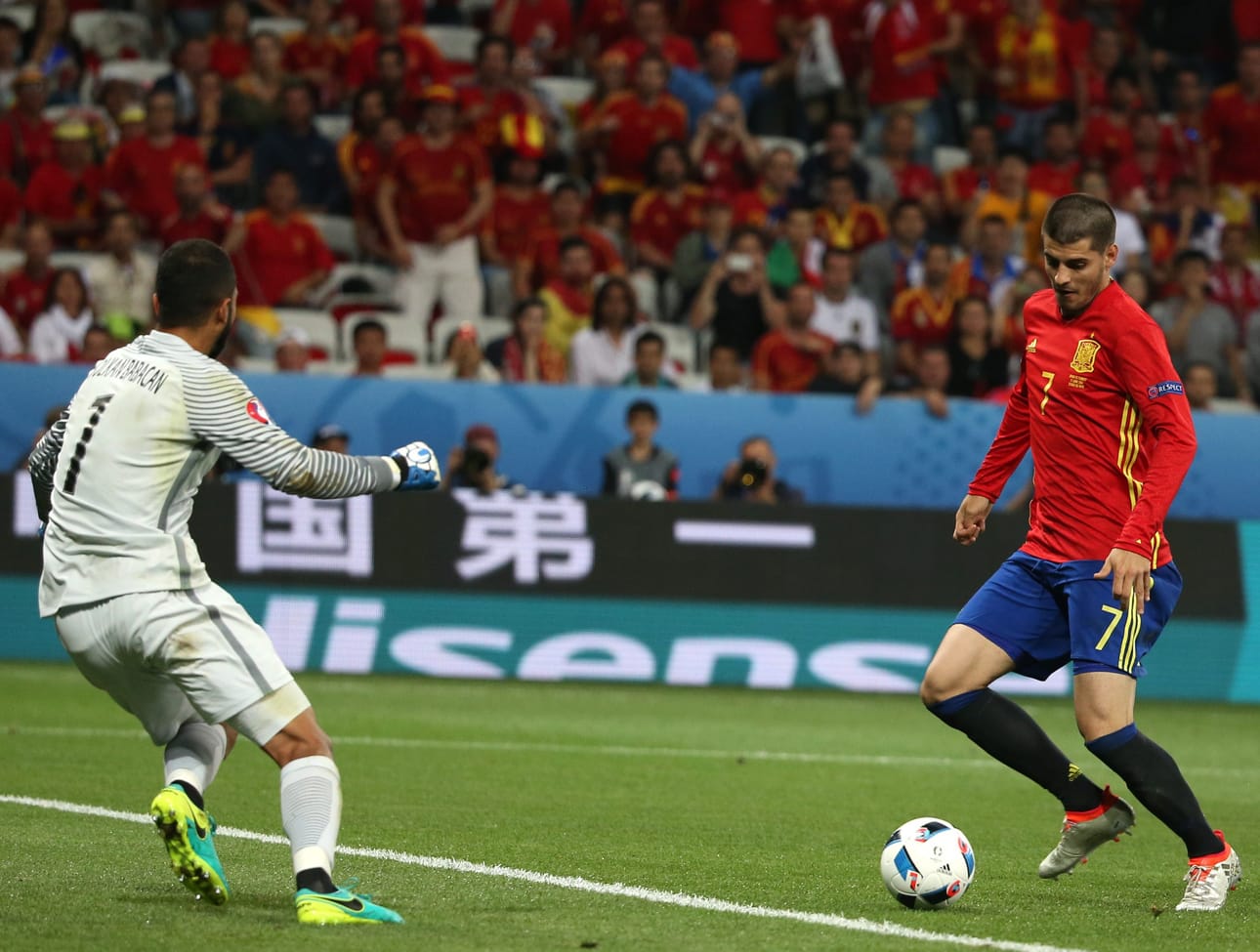 Hallitseva Euroopan mestari ratkaisi ottelun käytännössä jo ensimmäisellä puoliajalla, kun Alvaro Morata ja Agudo Duran veivät Espanjan 2–0-johtoon. Morata osui toisen puoliajan alussa toistamiseen. (RESTRICTIONS APPLY: For editorial news reporting purposes only. Not used for commercial or marketing purposes without prior written approval of UEFA. Images must appear as still images and must not emulate match action video footage. Photographs published in online publications (whether via the Internet or otherwise) shall have an interval of at least 20 seconds between the posting.) EPA/OLIVER WEIKEN EDITORIAL USE ONLY BY: ALL OVER PRESS / EPA-PHOTO CODE: EPAXX8