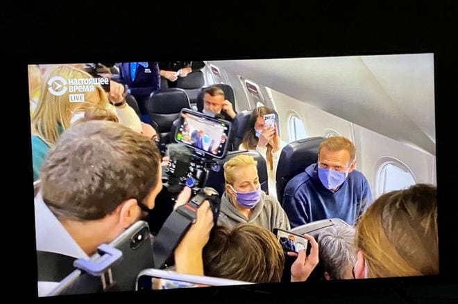 Nastojashtsheje Vremja kanava välittää suoraa tv-kuvaa Aleksei Navalnyin tulosta lentokoneeseen, jonka pitäisi lähteä kohti Moskovaa. Kanava näkyy osoitteessa currenttime.tv.Kuva: Matti Posio