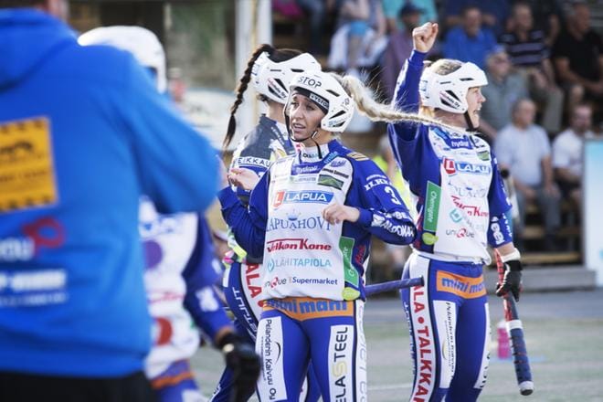 Virkiä kaatoi Pesäkarhut naisten Superpesiksen jatkosarjan päätöskierroksella ja kohtaa puolivälierissä Seinäjoen Maila-Jussit. Kuvassa Neea Mikkola tuulettaa juoksua. KUVA: MARIA MÄKI