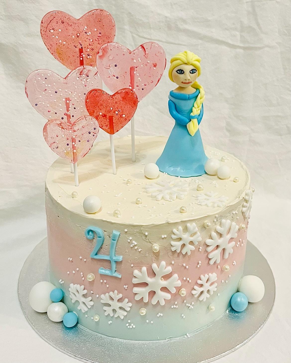 Frozen-kakussa myös tikkarit on itse tehty. Kakun liukuvärjäys vie aikaa.
