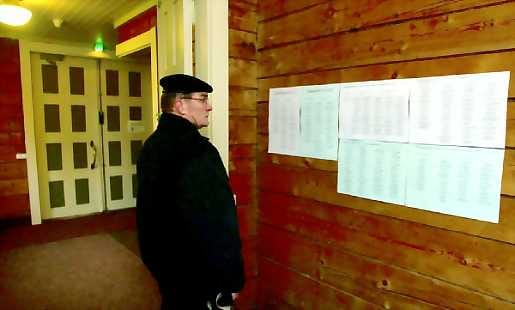 Ehdokas etsinnässä. Veikko Väinämö tutki oman seurakuntansa ehdokaslistoja sunnuntaina Oulujoen kirkossa.