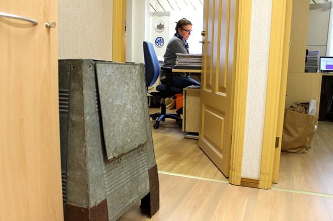 Vanha, lukittu peltinen vaaliuurna on hallintojohtaja Margit Kasevan valvovan katseen alla. KUVA: MINNA ZILLIACUS