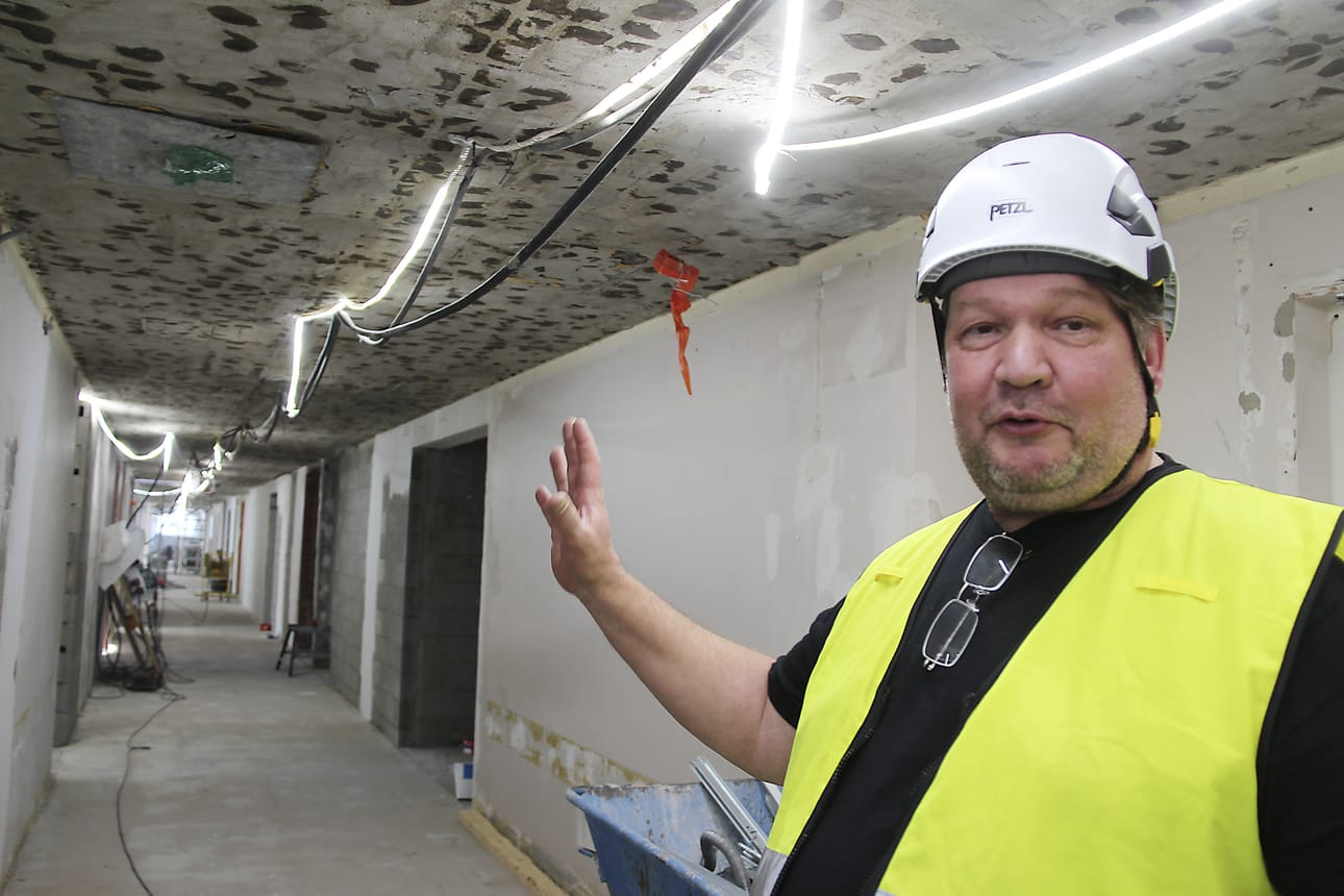 Oulaskankaan kiinteistöpäällikkö Matti Perälä kertoo, että sairaalan kakkoskerros käydään läpi niin tekniikan kuin pintojenkin osalta aivan kokonaan.
