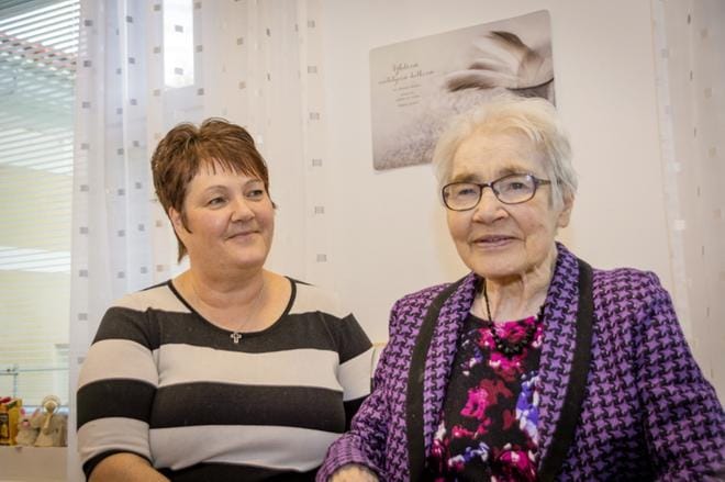 Jaana Raitanen kertoi, että hänen äitinsä Eeva Ketola on alkuhaikeuden jälkeen sopeutunut hyvin Kotivaarassa asumiseen. KUVAT: AARRE LÖYTÖMÄKI
