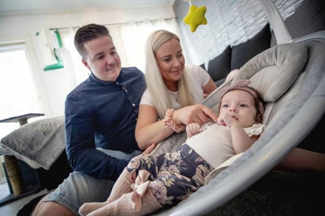 Juha Ahl, Pauliina Peurala ja Beata-vauva nauttivat rauhallisesta kotielämästä. Kuva: Jaakko Elenius