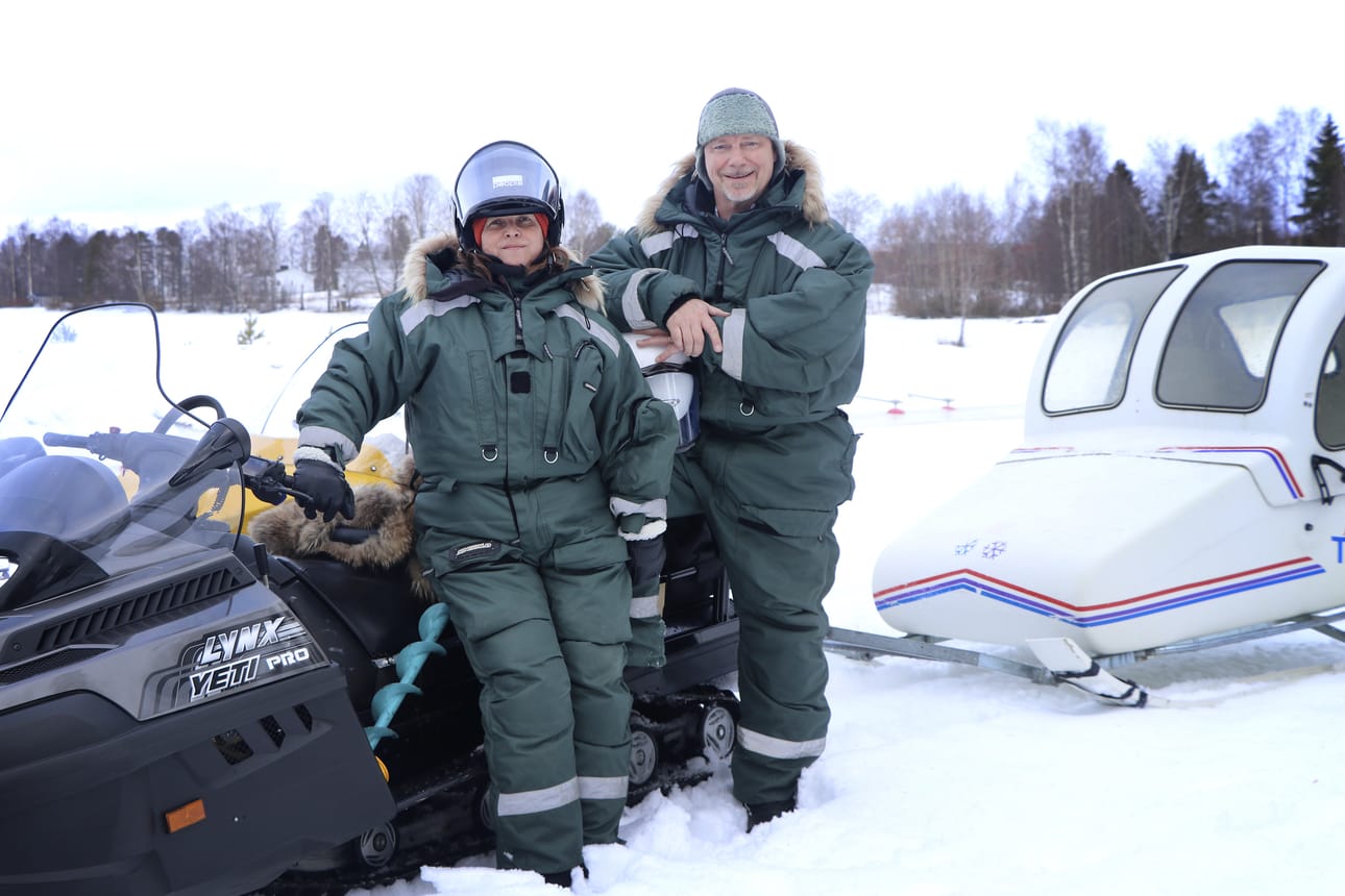 Kirsi ja Anssi Kotala kävivät SFC Koivulehdon parkkipaikalla Lappajärven etelärannalla.