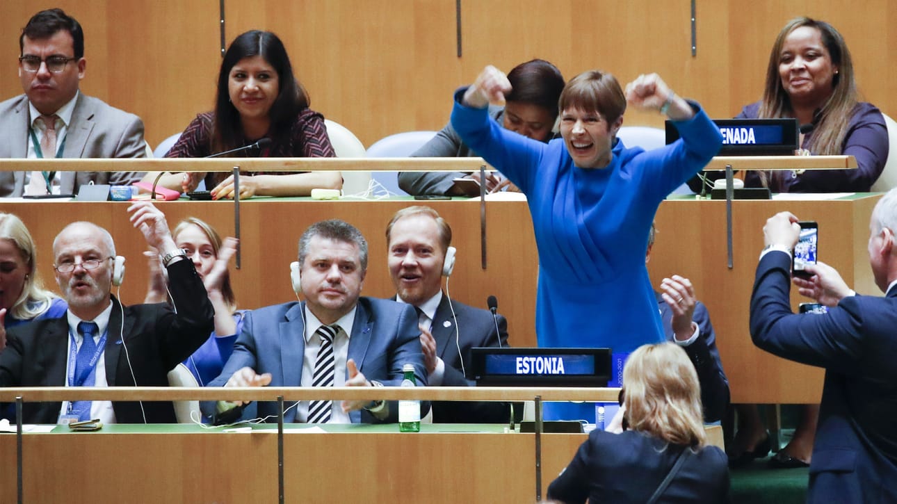 Viron presidentti Kersti Kaljulaid (oik.) tuuletti ensimmäisenä maan pääsyä YK:n turvallisuusneuvostoon organisaation yleiskokouksessa Yhdysvalloissa.