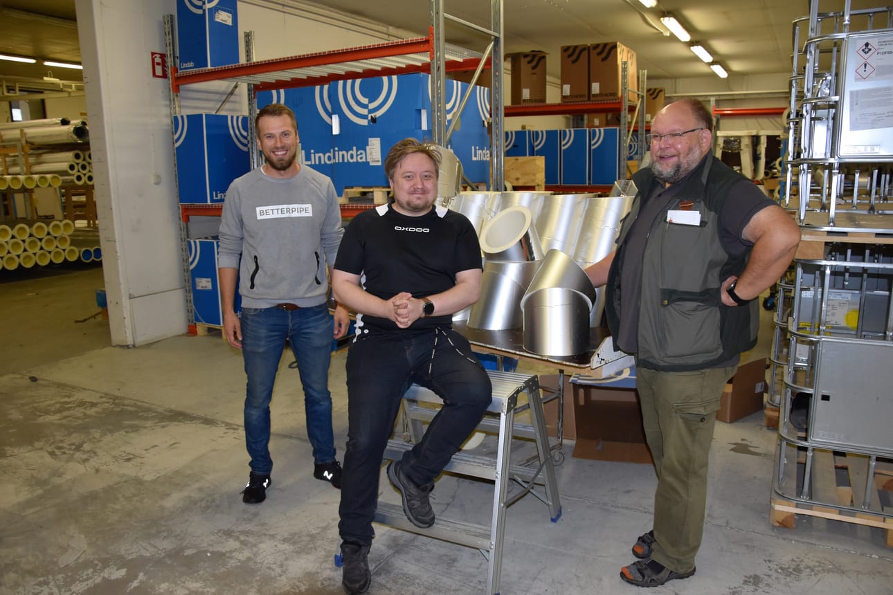 Työssäoppiminen meni sananmukaisesti putkeen. Hyötyjinä olivat oppilaitos, yritys ja työssäoppija. Kuvassa vasemmalta Antti Nevalainen, Sakari Saastamoinen ja Juha Partanen.