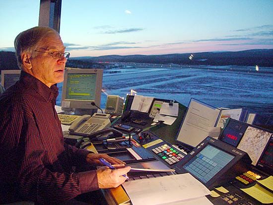 Ivalon lentokentällä on talvisin charter-rumba. Kuvassa lennonjohtaja Risto Kukkonen odottaa päivän viidettä charter-konetta laskeutuvaksi Britanniasta Ivalon lentoasemalle.