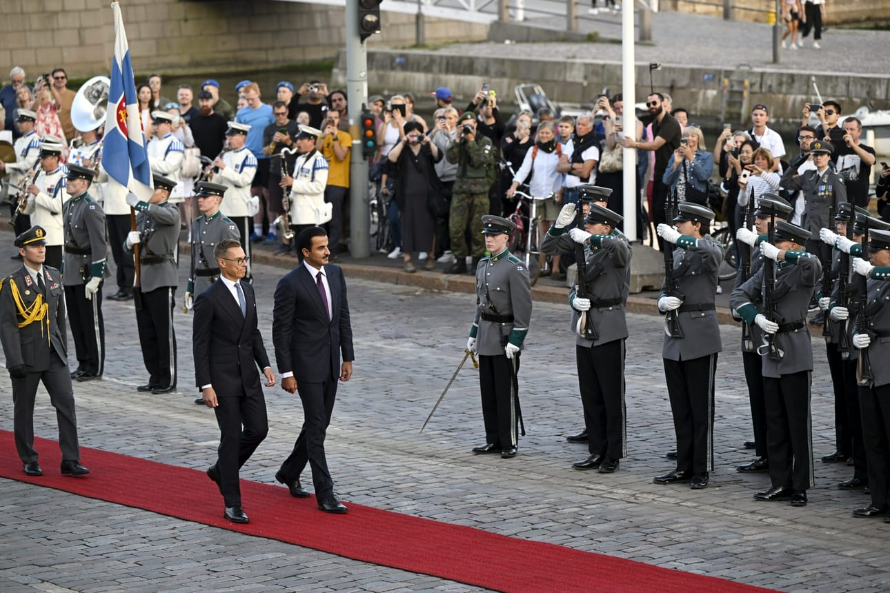 Presidentti Alexander Stubb ja Qatarin emiiri Tamim bin Hamad Al Thani vastaanottoseremoniassa Presidentinlinnan edustalla Helsingissä. LEHTIKUVA / ANTTI AIMO-KOIVISTO