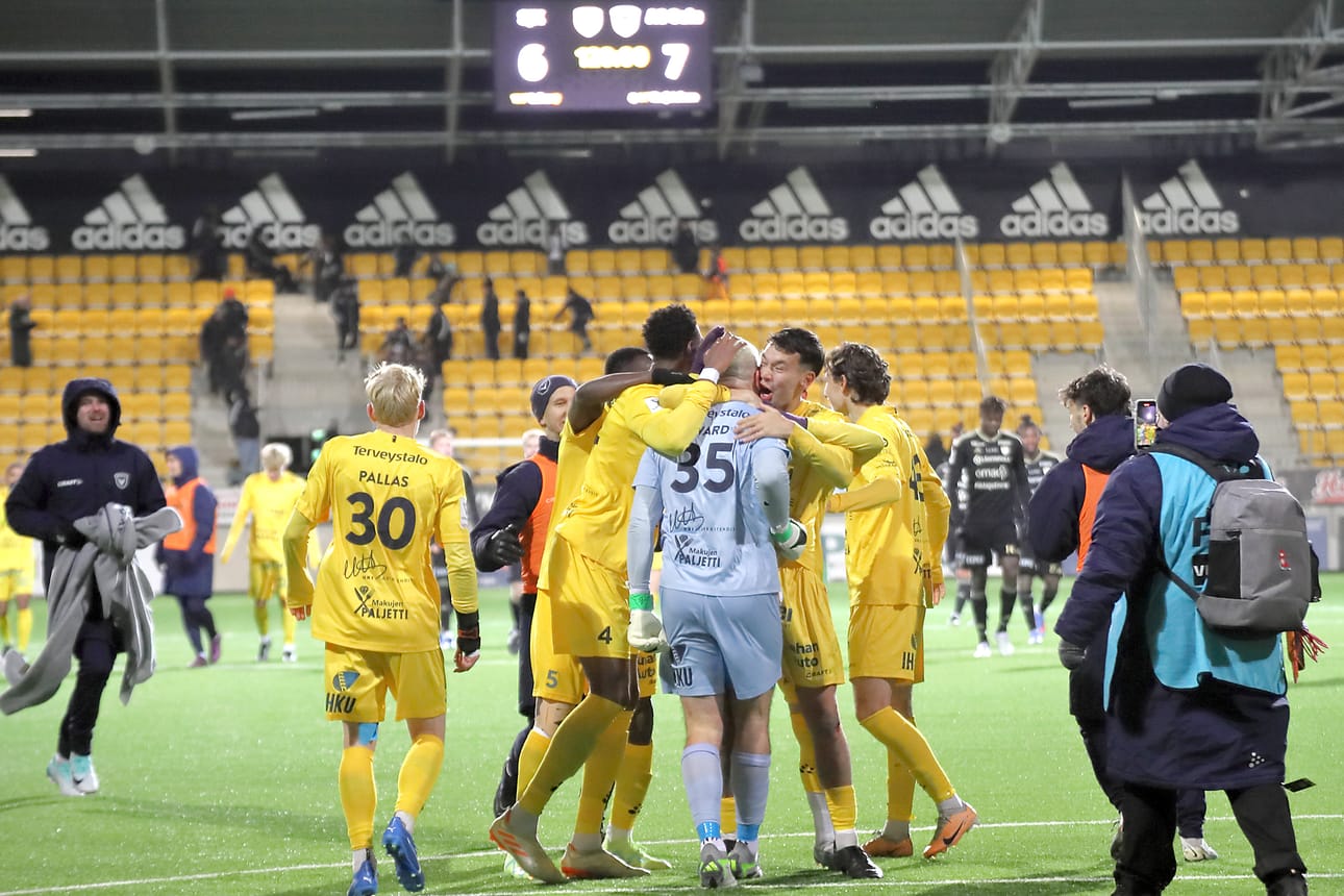 AC Oulun maalivahti Calum Ward todisti jälleen taitonsa rankkarin torjumisessa. Ward pääsi joukkuekavereidensa juhlittavaksi.