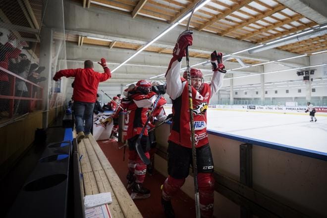 Se on siinä! Vaasan Sportin naisjoukkueen paikka liigassa on juuri varmistunut ja vaihtopenkillä juhlitaan. KUVAT: JARNO PELLINEN