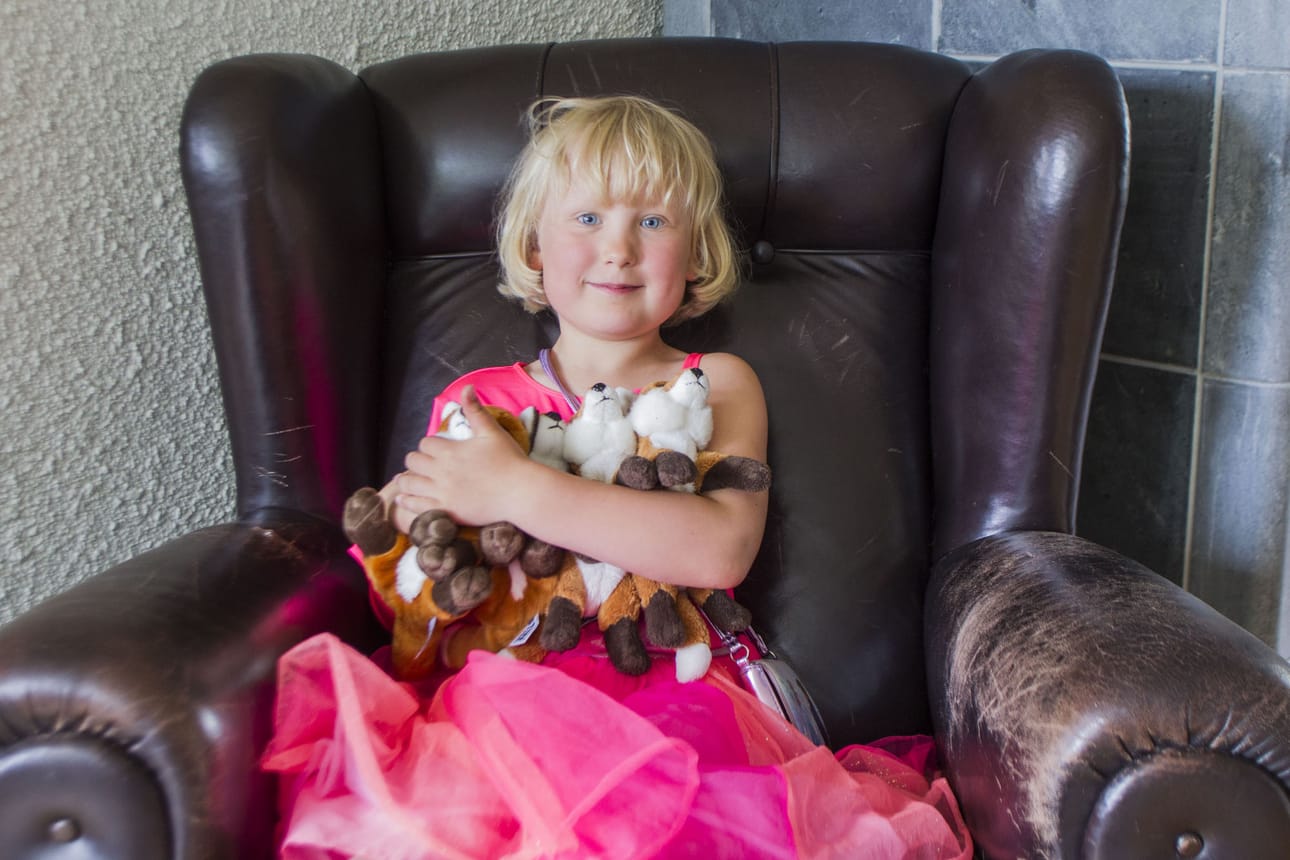 Tuuli Lipponen ja perheen muut lapset ovat olleet mukana ketunpoikasten pelastamisessa. Jokaisen Ranualle viedyn ketunpennun jälkeen kotiin on tuotu korvaava pehmokettu. Ketut nimettiin samoin kuin mökkisaaren poikaset: Ville, Tuuli, Kalle ja Toni.