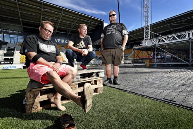 Tapahtumatuottaja Riki Huhtala (vas.) laskee, että kiireisimpinä työpäivinä askelmittariin kertyy parinkymmenen kilometrin edestä askelia. Ennen konserttia päivät venyvät myös Teemu Virtasella ja Marko Riihelällä.