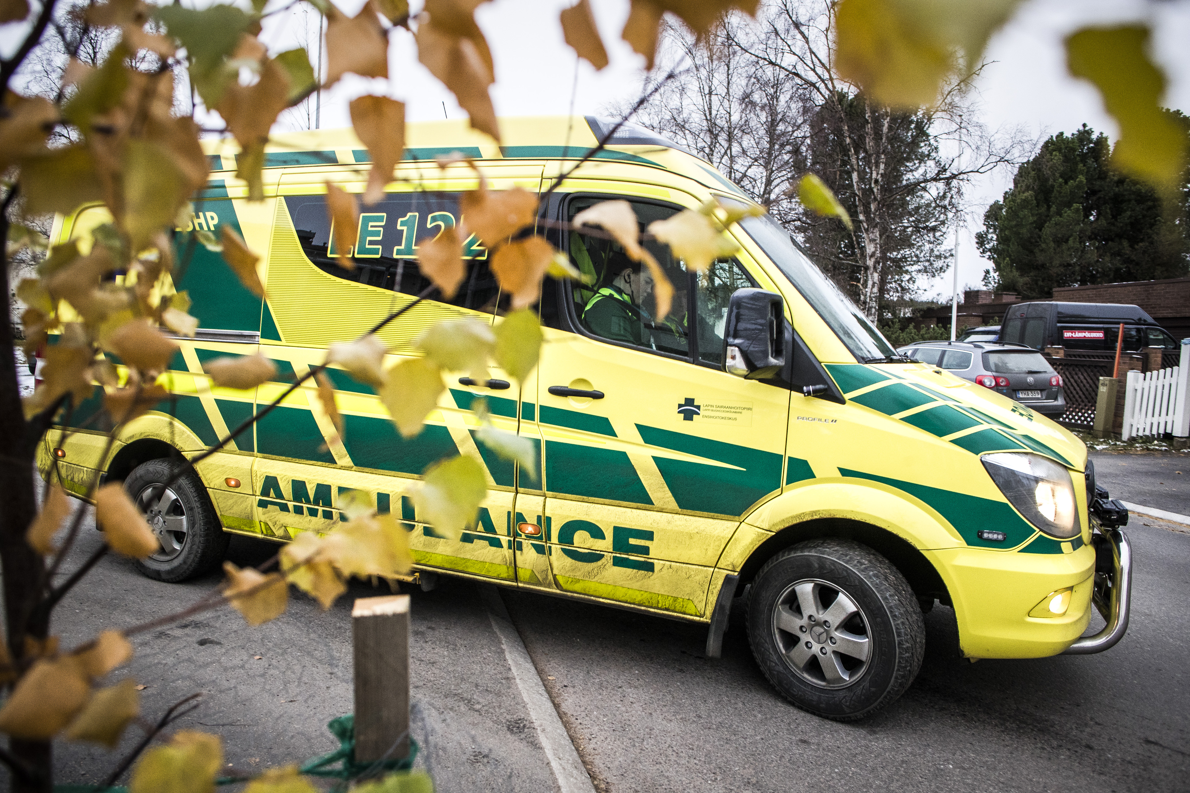 Kyydissä ollut potilas puukotti ambulanssia ajanutta ensihoitajaa Pellossa – 53-vuotiasta naista epäillään tapon yrityksestä