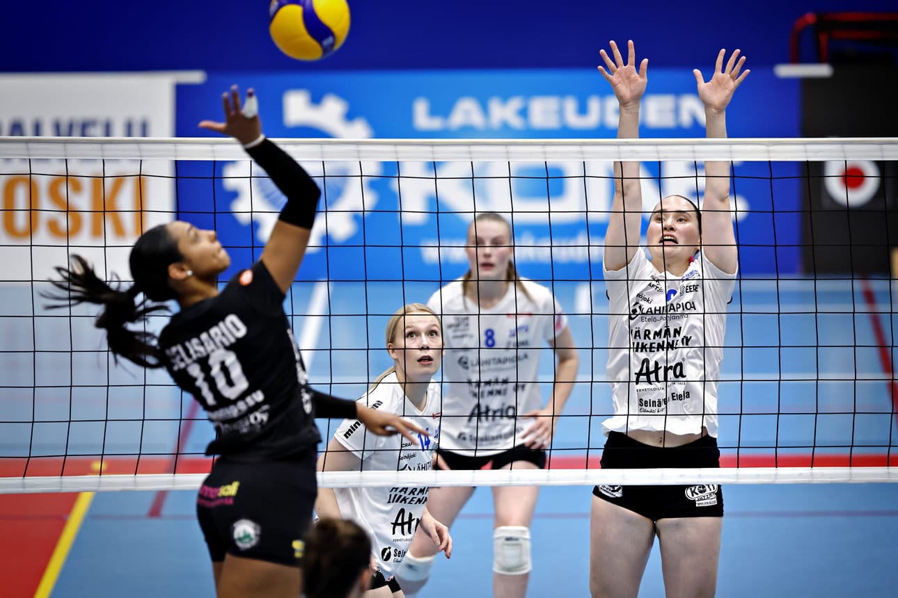 Puijon Johelins Belisarion lyöntiä torjumassa Jymyn Mila Viljanen ja Sara Niemi.