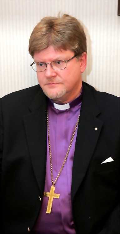 Seurakuntapastori Juha Muukkonen aikoo jatkaa kirkasta sananjulistustaan piispa Samuel Salmen (kuvassa) huomautuksesta huolimatta.