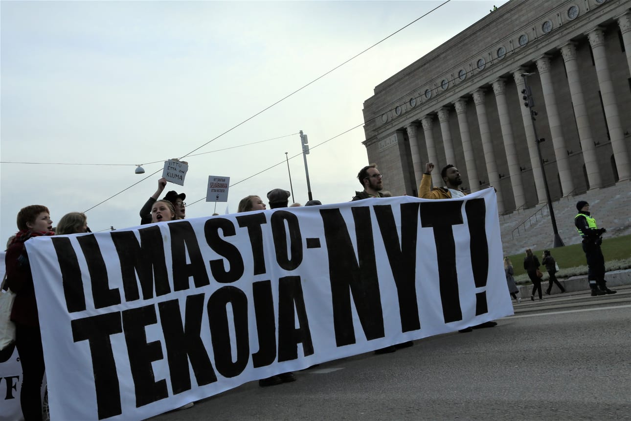 Viime vuoden lokakuussa tuhannet ihmiset marssivat ilmastonmuutoksen ehkäisyn puolesta Helsingissä.