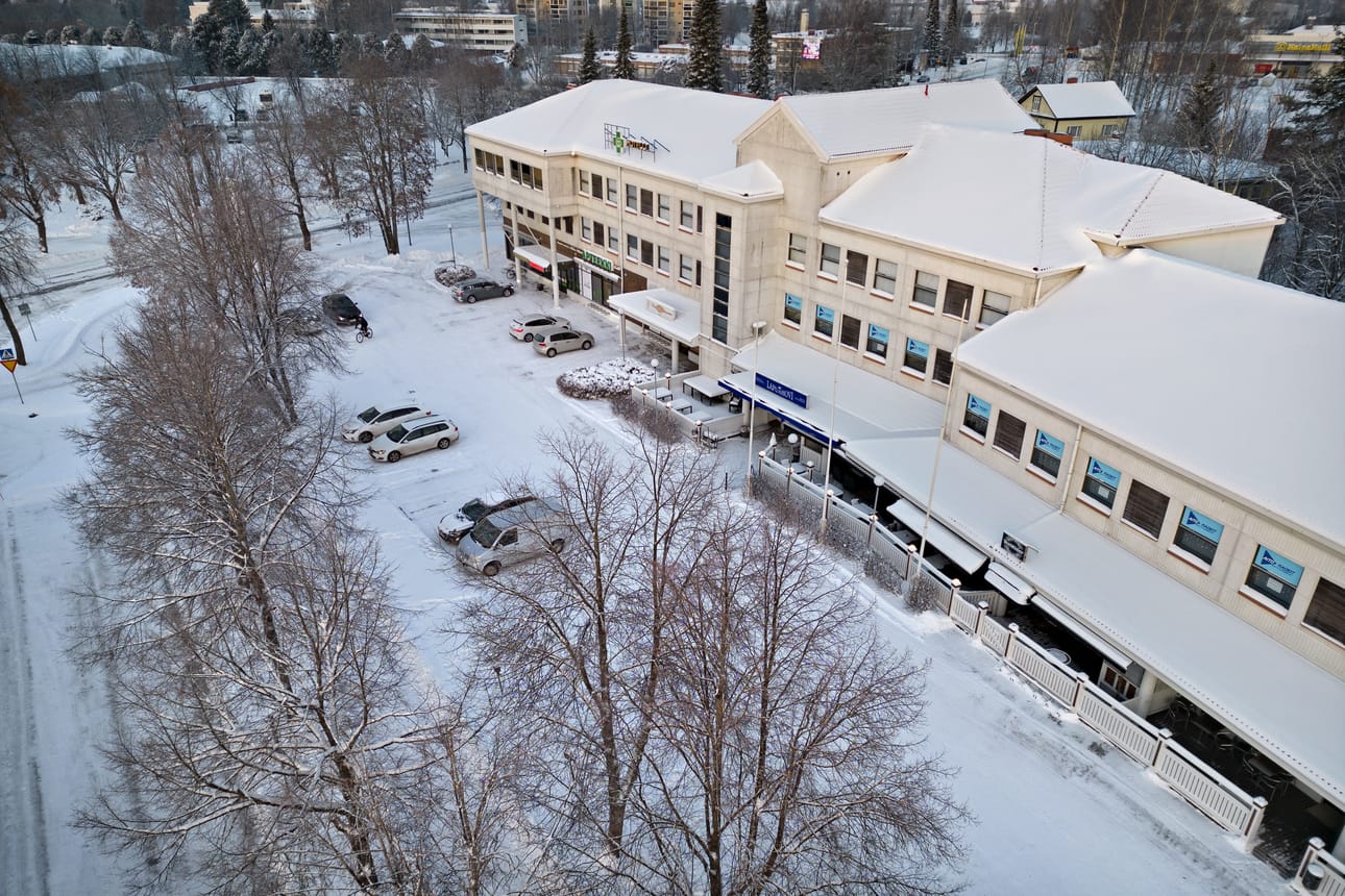 Kadonnut lähti kävelemään pois rakennuksen keskiosasta hotelliravintolalta.