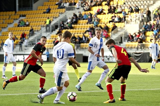 Viime vuoden U19-kilpailuissa Belgiaa vastaan Suomen pelaajat Saku Ylätupa (10) ja Onni Valakari pyrkivät Belgian maalille. KUVA: ARKISTOKUVA/HEIKKI HAKANEN