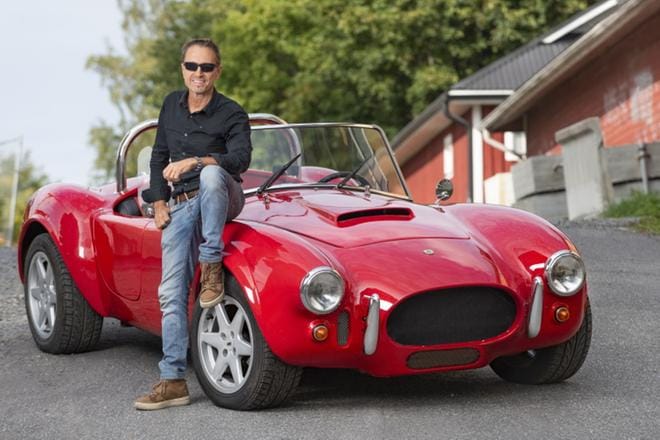 Tällaisena Esa Siltaloppi Vaasassa tunnetaan: menevä mies ja punainen paholainen, AC Cobra Replica. Hulluna autoihin mies on yhä, mutta vuodet ovat koulineet nulikasta pahimmat koiruudet. – Jossain vaiheessa on ollut pakko tulla järkiinsä, hän sanoo. KUVA: NIKO SILTALOPPI